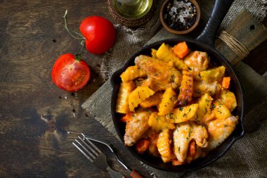 Şükran Günü yemeği. Tavuk kanatlı haşlanmış patates, domates.