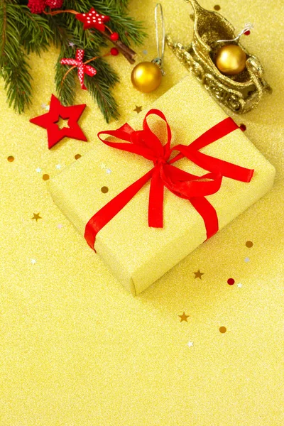 Kézzel készített karácsonyi ajándékdoboz. Karácsonyi ajándékok arany doboz — Stock Fotó