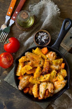 Şükran Günü yemeği. Tavuk kanatlı haşlanmış patates, domates.