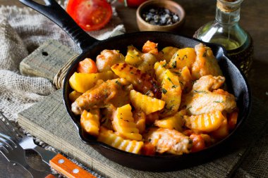 Şükran Günü yemeği. Tavuk kanatlı haşlanmış patates, domates.