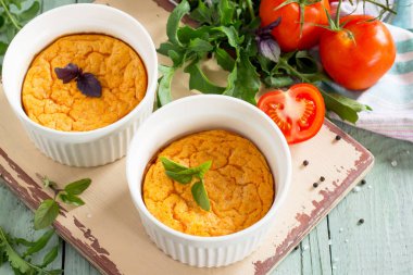 Yaz kahvaltısı. Diyet ve sağlıklı yiyecekler. Fırında omlet ve domates.