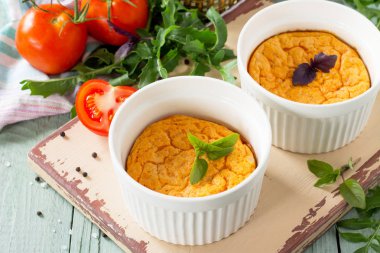 Yaz kahvaltısı. Diyet ve sağlıklı yiyecekler. Fırında omlet ve domates.