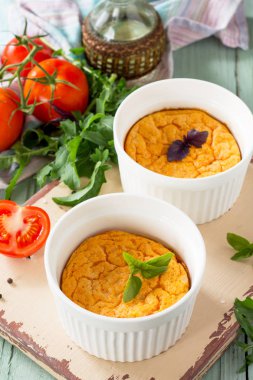 Yaz kahvaltısı. Diyet ve sağlıklı yiyecekler. Fırında omlet ve domates.