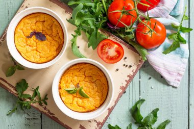 Yaz kahvaltısı. Diyet ve sağlıklı yiyecekler. Fırında omlet ve domates.