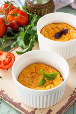 Yaz kahvaltısı. Diyet ve sağlıklı yiyecekler. Fırında omlet ve domates.