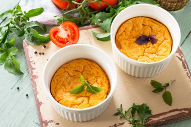 Yaz kahvaltısı. Diyet ve sağlıklı yiyecekler. Fırında omlet ve domates.