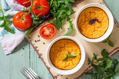 Yaz kahvaltısı. Diyet ve sağlıklı yiyecekler. Fırında omlet ve domates.