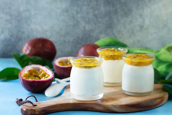 Maracuya Panna cotta con jalea de Maracuya, postre italiano, homem —  Fotos de Stock