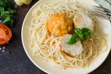 İtalyan makarnası. Köfteli spagetti ve brokoli fi.