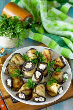 Aperatif dolgulu patlıcan. Peynirli ızgara patlıcan rulosu.