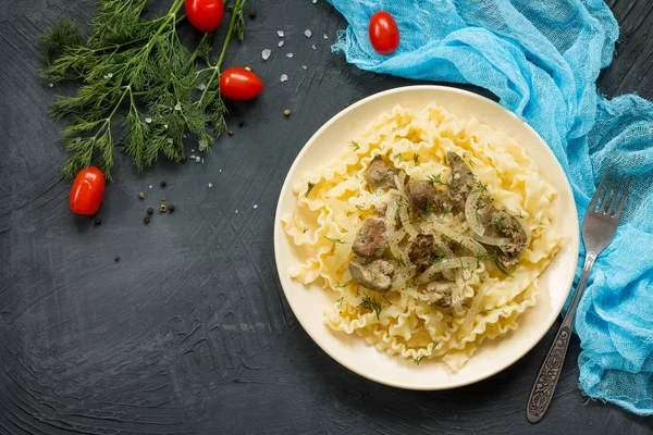 Italiaanse keuken. Pasta met vleeslever en uiensaus op een ston — Stockfoto