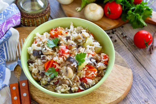 Menú vegetariano, alimentación saludable. Arroz con verduras, hongos — Foto de Stock