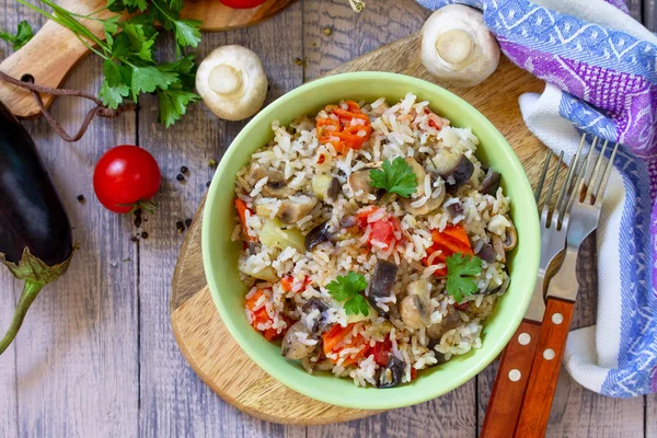 Menú vegetariano, alimentación saludable. Arroz con verduras, hongos — Foto de Stock