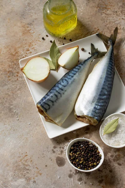Свежей сырой рыбы. макрель и ингредиенты для приготовления пищи на камне — стоковое фото