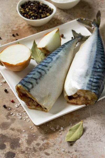 Свежей сырой рыбы. макрель и ингредиенты для приготовления пищи на камне — стоковое фото
