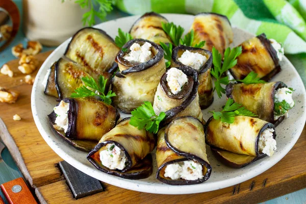 Aperitivo berinjela recheada. Rolo de berinjela grelhada com queijo feta — Fotografia de Stock