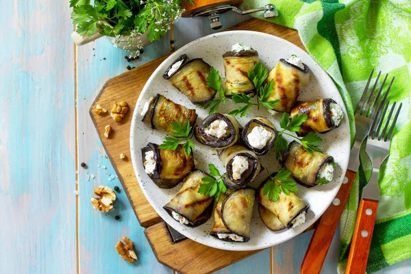 Aperitivo berinjela recheada. Rolo de berinjela grelhada com queijo feta — Fotografia de Stock