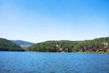 Vietnam Gölü Prenn Şelalesi yakınında.