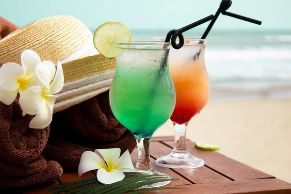 热带冰镇夏季饮料、鸡尾酒、毛巾和女式饮料 — 图库照片