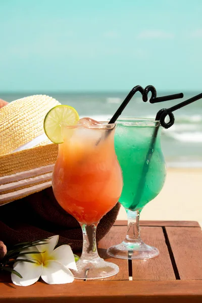 热带冰镇夏季饮料、鸡尾酒、毛巾和女式饮料 — 图库照片