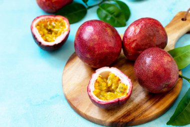 Tutku Meyvesi. Olgun sulu tropikal yaz mevsimlik meyveleri