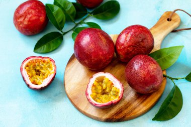 Tutku Meyvesi. Olgun sulu tropikal yaz mevsimlik meyveleri