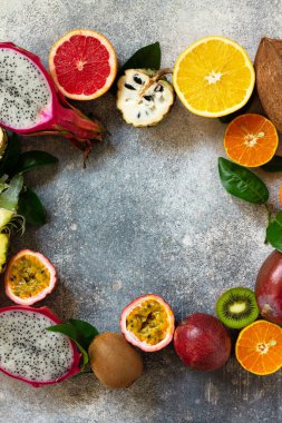 Egzotik Asya meyvesi arka planı. Çeşitli sulu tropikal toplamlar