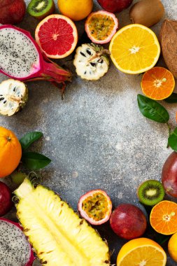 Egzotik Asya meyvesi arka planı. Çeşitli sulu tropikal toplamlar