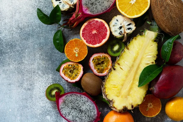 Egzotik Asya meyvesi arka planı. Çeşitli sulu tropikal toplamlar