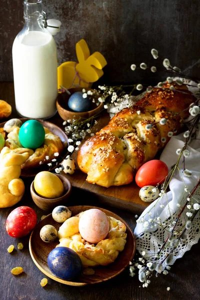 Húsvéti ünnepi asztal. Húsvéti sütemények és színes tojások fán — Stock Fotó