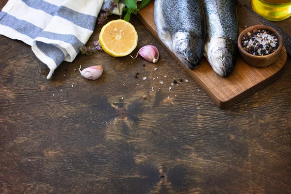新鲜的生鳟鱼和泡菜配料放在木制桌子上. C — 图库照片