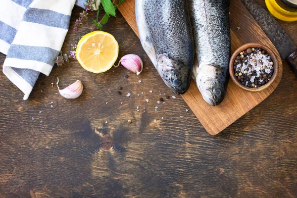 新鲜的生鳟鱼和泡菜配料放在木制桌子上. C — 图库照片