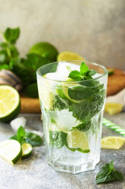 Soğuk yaz içeceği ve kokteyl. Limonlu taze mojito kokteyli.,
