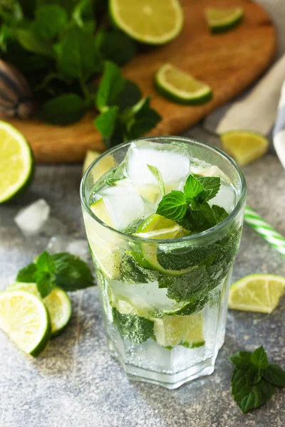 Boisson froide et cocktail d'été. Cocktail Mojito frais au citron vert , — Photo