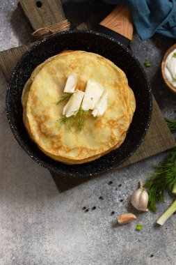 Patatesli krep, tatlı değil, sarımsaklı krema sosuyla servis ediliyor.