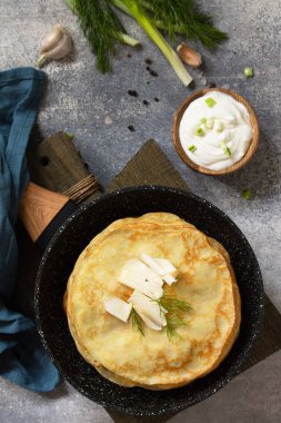 Patatesli krep, tatlı değil, sarımsaklı krema sosuyla servis ediliyor.