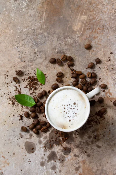 Concepto de café matutino. taza de café con leche y granos de café en — Foto de Stock