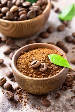 Kahve fonu. Kahve çekirdekleri ve toprak tozu.
