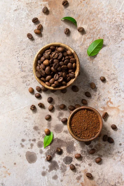 Fondo de café. Granos de café y polvo molido en una estafa de piedra — Foto de Stock