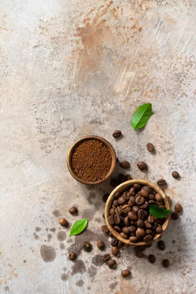 Fondo de café. Granos de café y polvo molido en una estafa de piedra — Foto de Stock