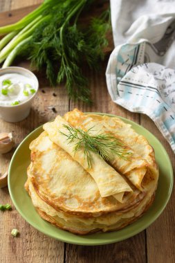 Patatesli gözleme, tatlı değil, sarımsaklı krema sosuyla servis ediliyor.