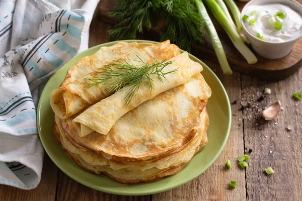 Crêpes de pommes de terre, non sucrées, servies avec sauce à l'ail sur ru — Photo