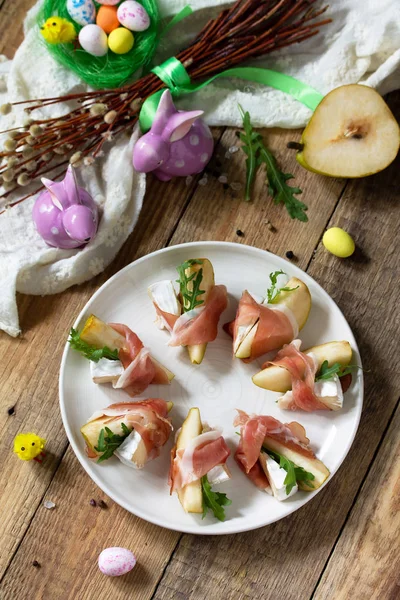 Праздничные закуски. Грушевая закуска с хамоном, рукколой и бри чи — стоковое фото