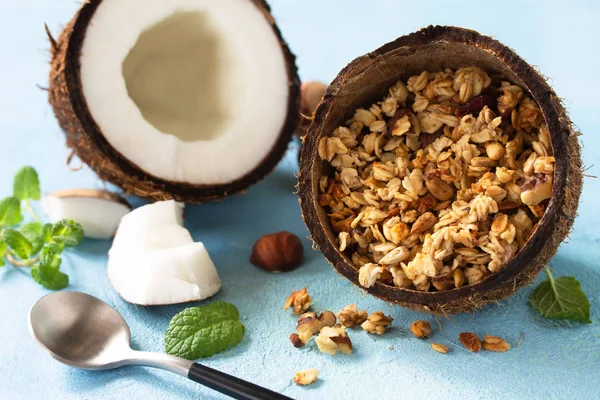 Granola di cocco e cocco su un piano di lavoro in pietra blu . — Foto Stock