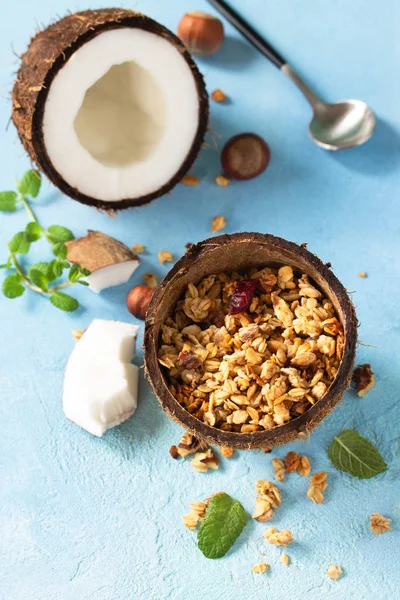 Granola di cocco e cocco su un piano di lavoro in pietra blu . — Foto Stock