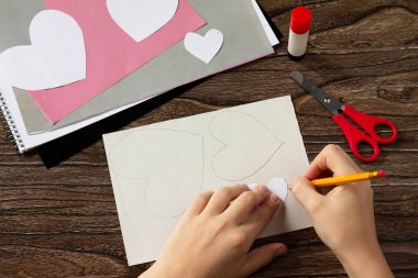 İkinci adım talimat. Fare yürekli tebrik kartı.