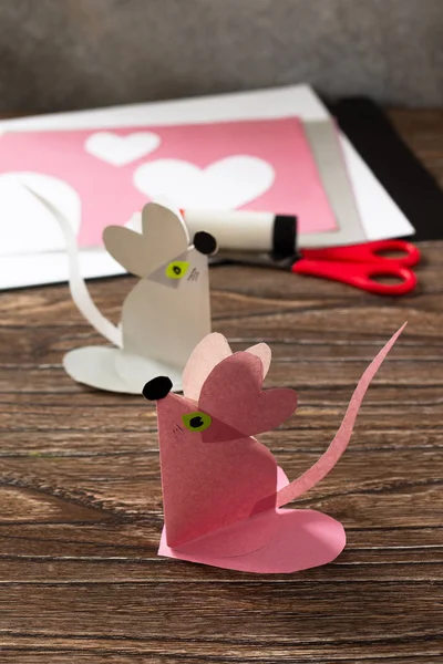 Tarjeta de felicitación con el corazón del ratón felicitación en la mesa. Chil. — Foto de Stock