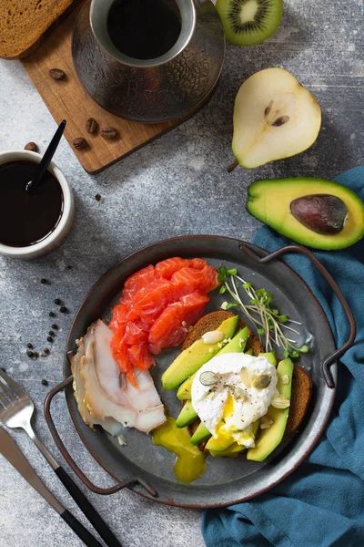 Alla hjärtans dag frukost. Kokt äggmacka med avokado, cof — Stockfoto