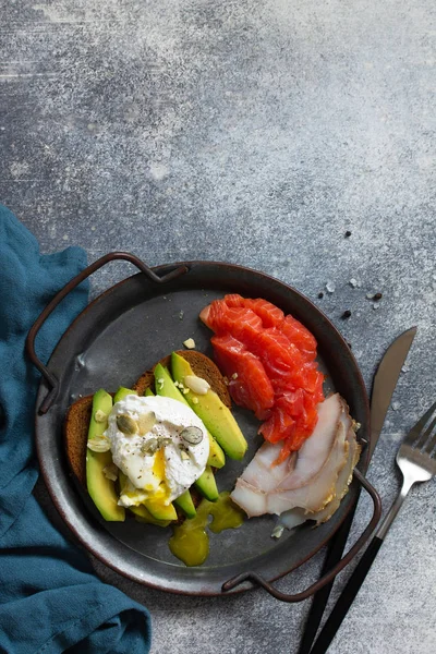 Alla hjärtans dag frukost. Kokt äggmacka med avokado, cof — Stockfoto