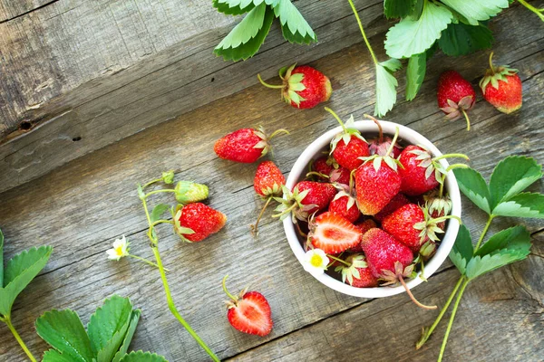 Fresh strawberries in a bowl on a wooden rustic table. Top view — Stock Photo, Image